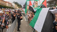 Protestas en Vegadeo contra Israel en la salida de la Vuelta a España