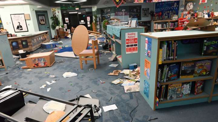 Video | Adolescentes Vandalizan Escuela Primaria; Sus Mamás los Entregan a la Policía