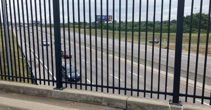 9 vehicles hit by rocks on I-44. St. Louis police report no leads