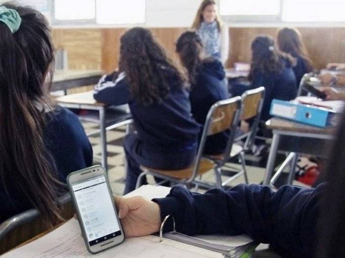 Senado aprobó la prohibición de celulares en colegios hasta sexto básico