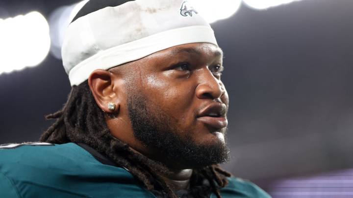 NFL multa Jalen Carter por escupitajo a Dak Prescott