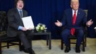 Trump hace entrega a Milei de un tuit impreso en el que le apoya