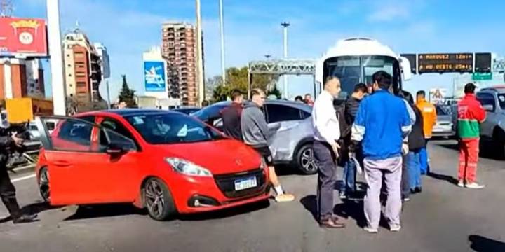 Video: diez autos chocaron en cadena en la General Paz y el tránsito es un caos
