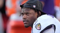 Lamar Jackson strains hamstring and Ravens lose 4 other starters to injuries in loss to Chiefs
