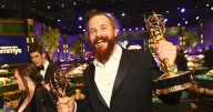 El chileno Cristóbal Tapia de Veer tras su cuarto Emmy: “The White Lotus se ha ido transformando en un McDonald’s”