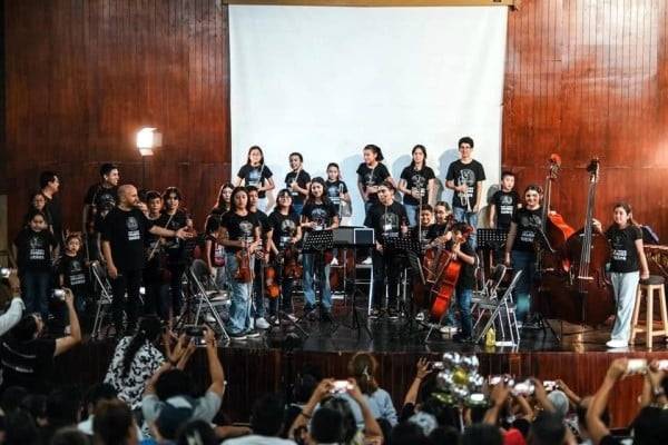 Atora Aduana instrumentos donados en Suiza para niños