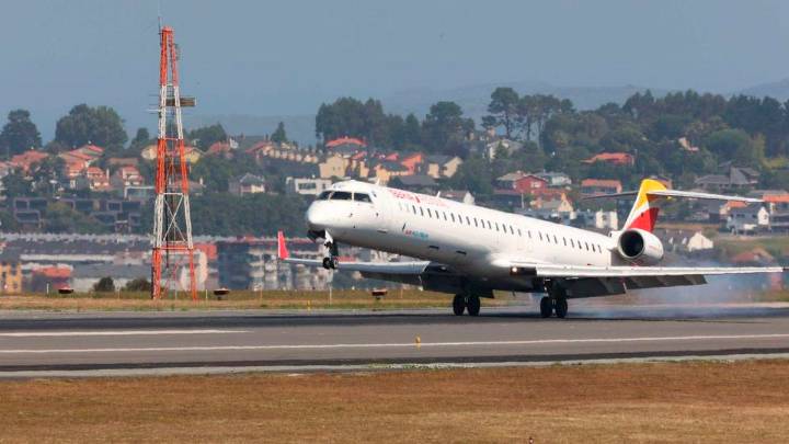 La alcaldesa de A Coruña ve en la salida de Ryanair de Vigo y Santiago una "oportunidad" para conseguir rutas internacionales