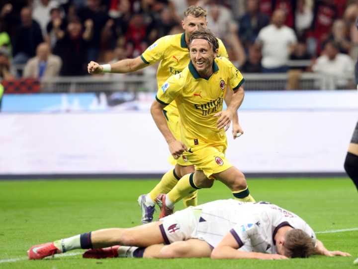 Luca Modric anotó gol del triunfo del Milán ante Bolonia en el Calcio Italiano