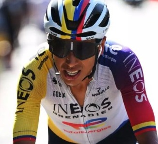 Egan Bernal desmiente rumores de traspaso y confirma continuidad en Ineos