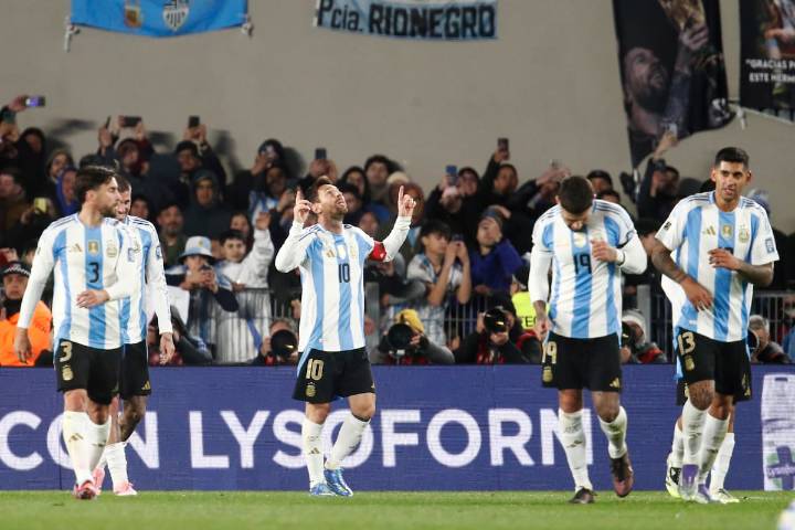 Charly García fue espectador de lujo para la goleada de Argentina sobre Venezuela