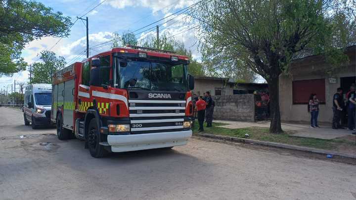 Explosión e incendio en Barrio Alberdi: una persona fallecida y dos heridos