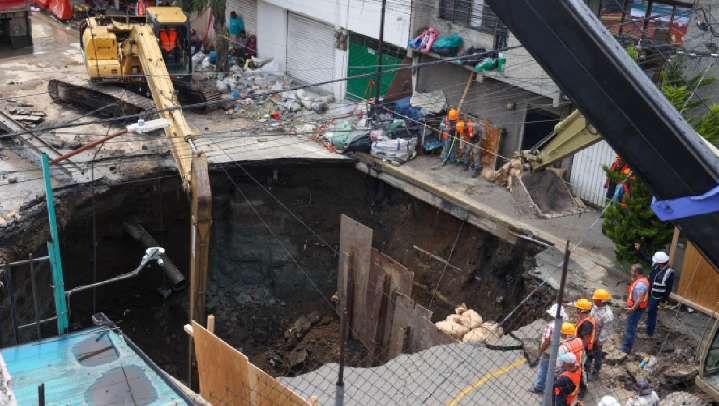 Evacúan a 27 personas ante riesgo por mega socavón en Iztapalapa
