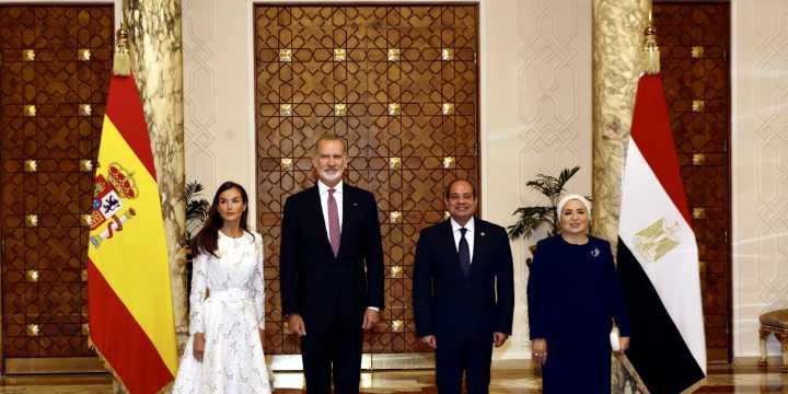La reina Letizia, radiante en Egipto con vestido blanco de firma española y zapatos de tacón sensato