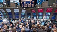 Hubo una fuerte mejora de las acciones y bonos y cayó el riesgo país