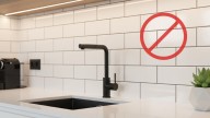 Adiós a los azulejos: la nueva tendencia en revestimiento para la cocina en 2025