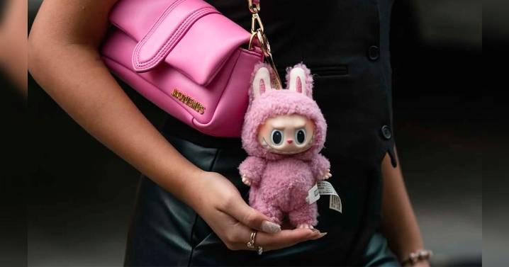 Mujer "vende su alma” por US$1.180 en Rusia: dinero era para comprarse labubus y una entrada a un concierto