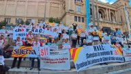 Así ha sido la concentración ante el MNAC para pedir la devolución de las pinturas de Sijena