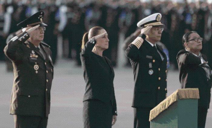 Sheinbaum encabeza izamiento de bandera en memoria de víctimas de sismos