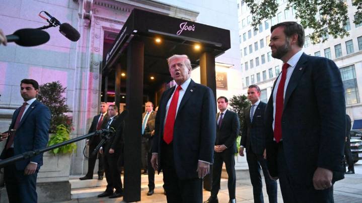 Trump fue insultado en un restaurante de Washington: le gritaron "el Hitler de nuestro tiempo"