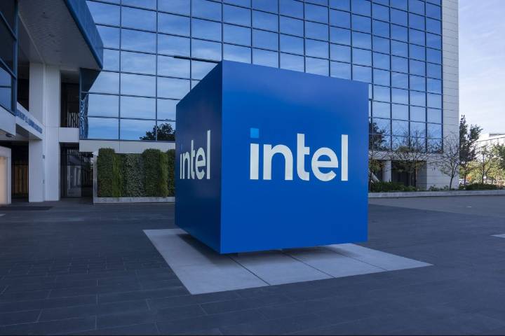 Intel's chief executive of products departs among other leadership changes