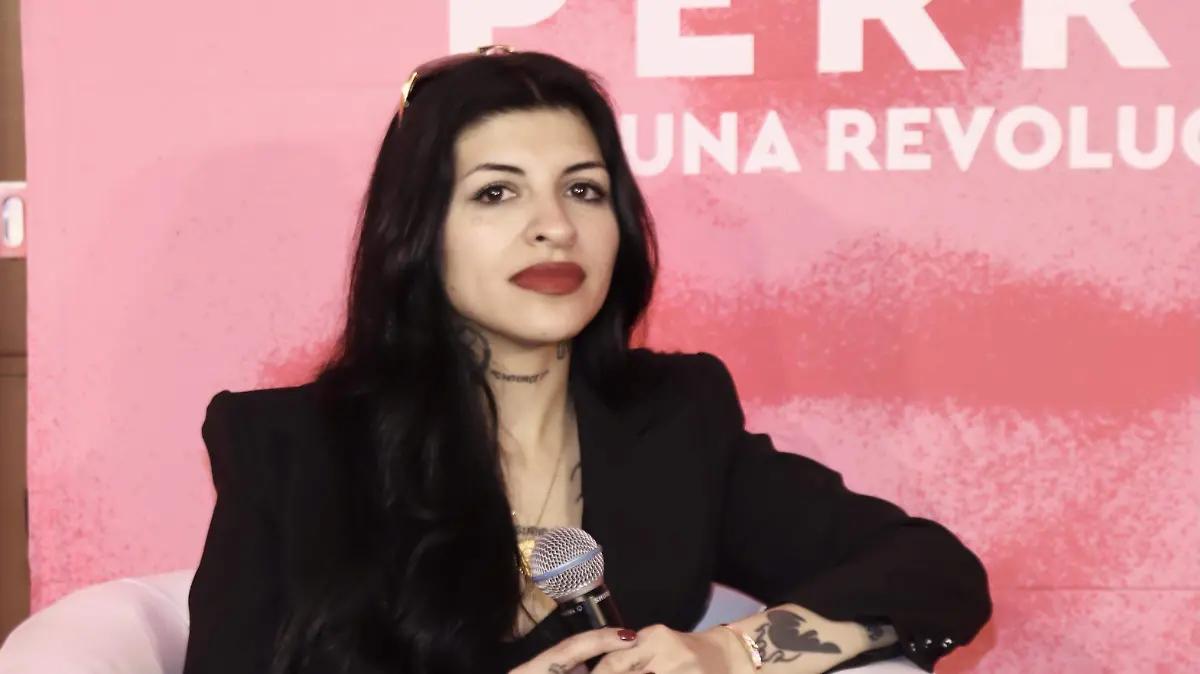 Cazzu revela ser “amenzada” por abogado de Nodal para evitar que viaje con su hija Inti
