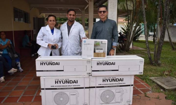 Alcalde León Jurado donó aires acondicionados a centros de salud en San Diego
