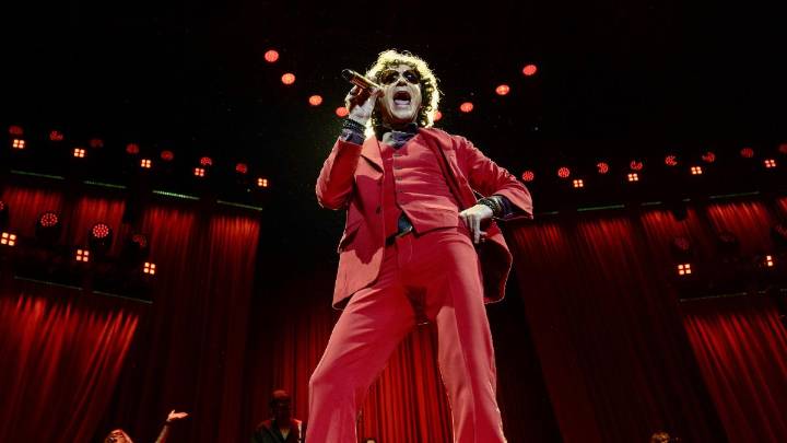 El nostálgico circo de Enrique Bunbury arrasa en un Sant Jordi a medias