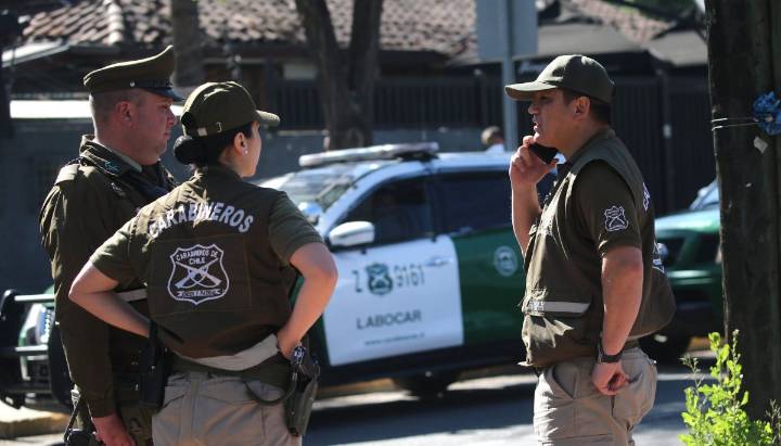 Hombre colombiano es apuñalado por su esposa en Estación Central: pareja se encuentra en situación irregular en el país