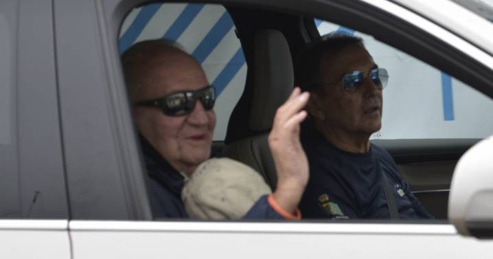 El Rey Juan Carlos I alarga su estancia en Galicia, tras la regata