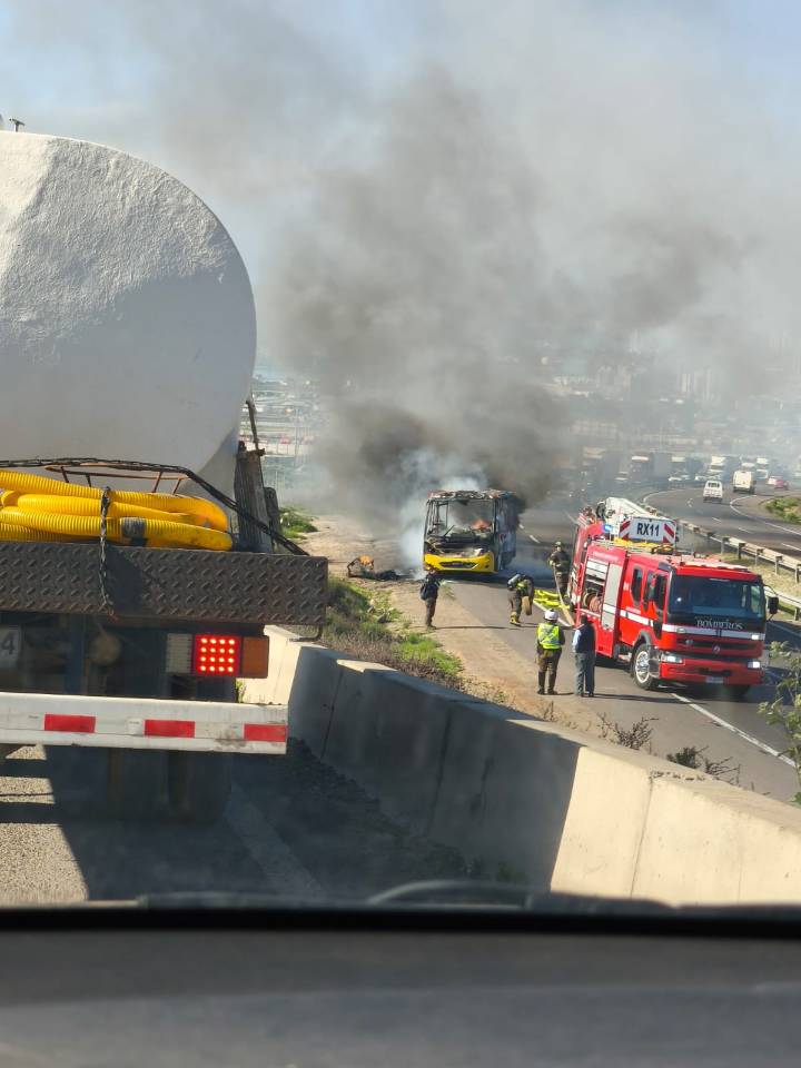 Microbús se incendió por completo en Coquimbo tras caída de colchón desde un camión