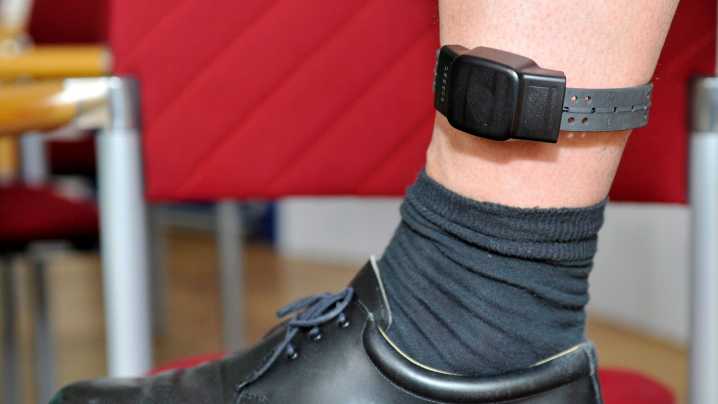 Eficaces pero problemáticas en localidades pequeñas: así se reparten las 4.550 pulseras antimaltrato