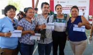 Otorga Ana Paty Peralta certeza jurídica y orden a comerciantes con nuevas credenciales