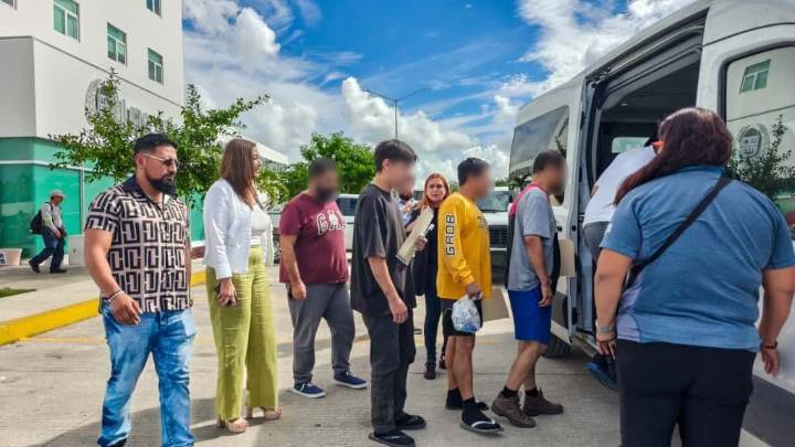 Autoridades de Q. Roo entregan a las seis personas liberadas en Chetumal