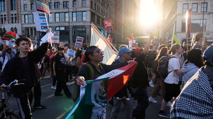 Chicagoans change routines as immigration crackdown looms. Some carry passports and avoid stores