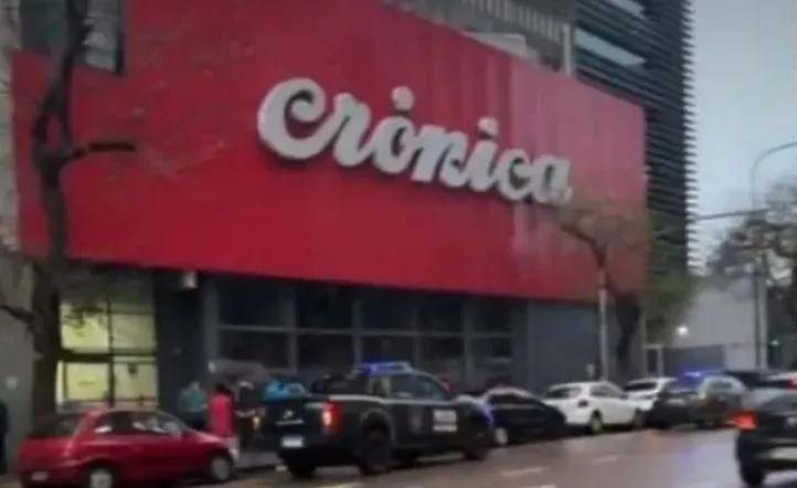 Terror en Crónica TV: un hombre ingresó al canal a la fuerza con un cuchillo