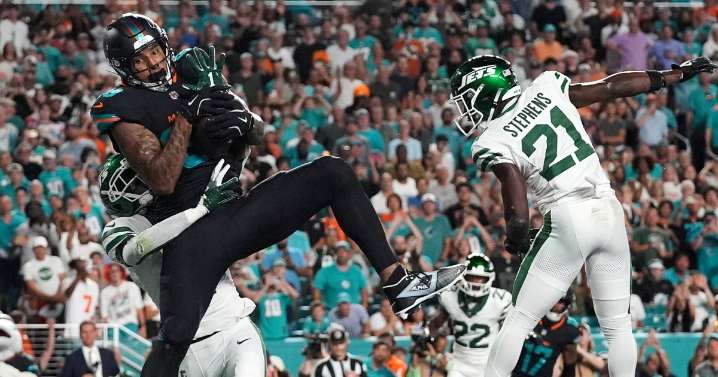 Darren Waller scores 2 touchdowns as Dolphins beat Jets 27