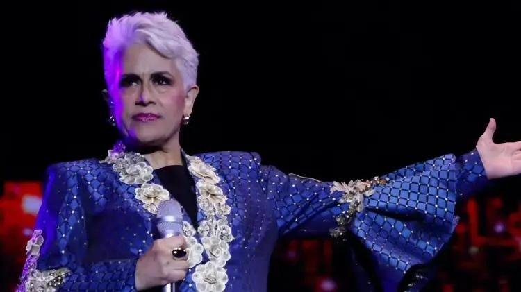 Eugenia León regresa a los escenarios tras cirugía de columna en Escobedo