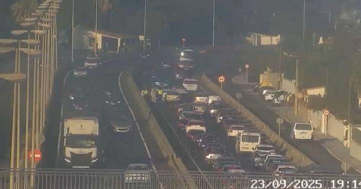 Una colisión de tres vehículos provoca retenciones en la A-7 a la altura de Cala de Mijas