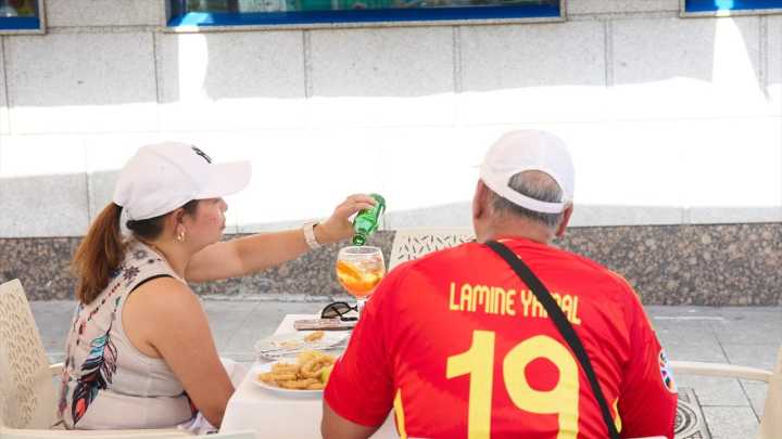 Una experta en imagen da la clave para vestir camisetas de fútbol y sumarte a la moda: "Las mujeres podemos adaptarla mejor"