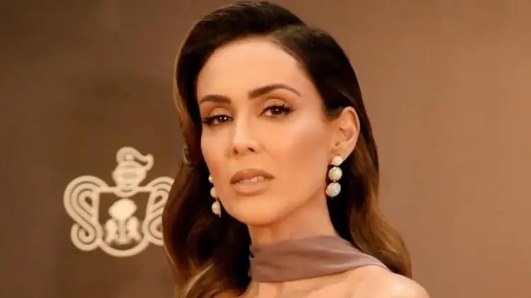 Jacky Bracamontes brilla en los Premios Ariel 2025 con elegancia tapatía