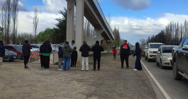 Corte total de la Ruta 7 en Centenario: preocupados por los accidentes, familias piden un «acceso seguro» a una escuela