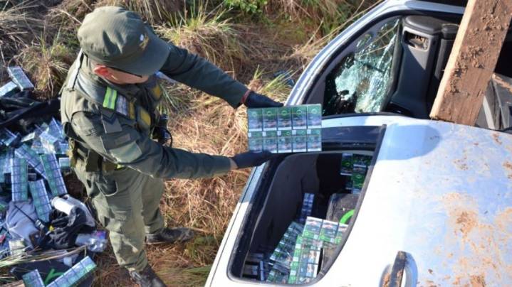 Operativo en Corrientes: vuelca una camioneta con 21.500 atados de cigarrillos de contrabando