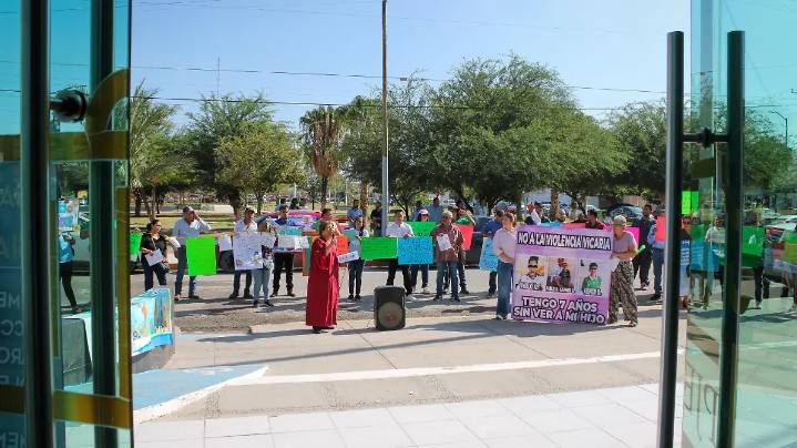 Laguneros separados de sus hijos se manifiestan en Juzgados de lo Familiar