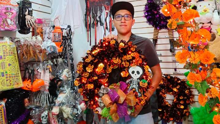 ¡Desde los 15 pesos! Inicia venta de adornos alusivos al Día de Muertos en Puebla capital