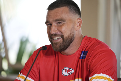 Travis Kelce dice que su compromiso con Taylor Swift no lo ha cambiado: 'Tengo un anillo más'