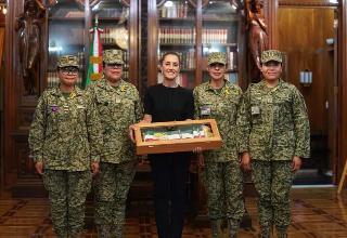 Sheinbaum recibe Banda Presidencial confeccionada por militares mexicanas