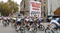 La Vuelta no para en Pontevedra, pero la ciudad le da la espalda y grita a los corredores «Israel asasina»