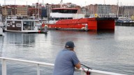 Un barco de suministros atraca en el Muelle de Gijón para evitar consignatario y levanta las críticas