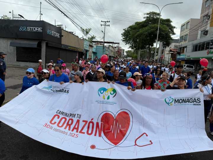 Con caminata y bailoterapia celebran el 33 aniversario del Cardiovascular