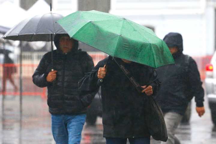 Desde el lunes: alerta por lluvias intensas en 10 regiones de Chile